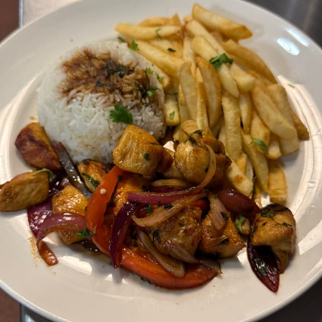 Pollo Saltado.